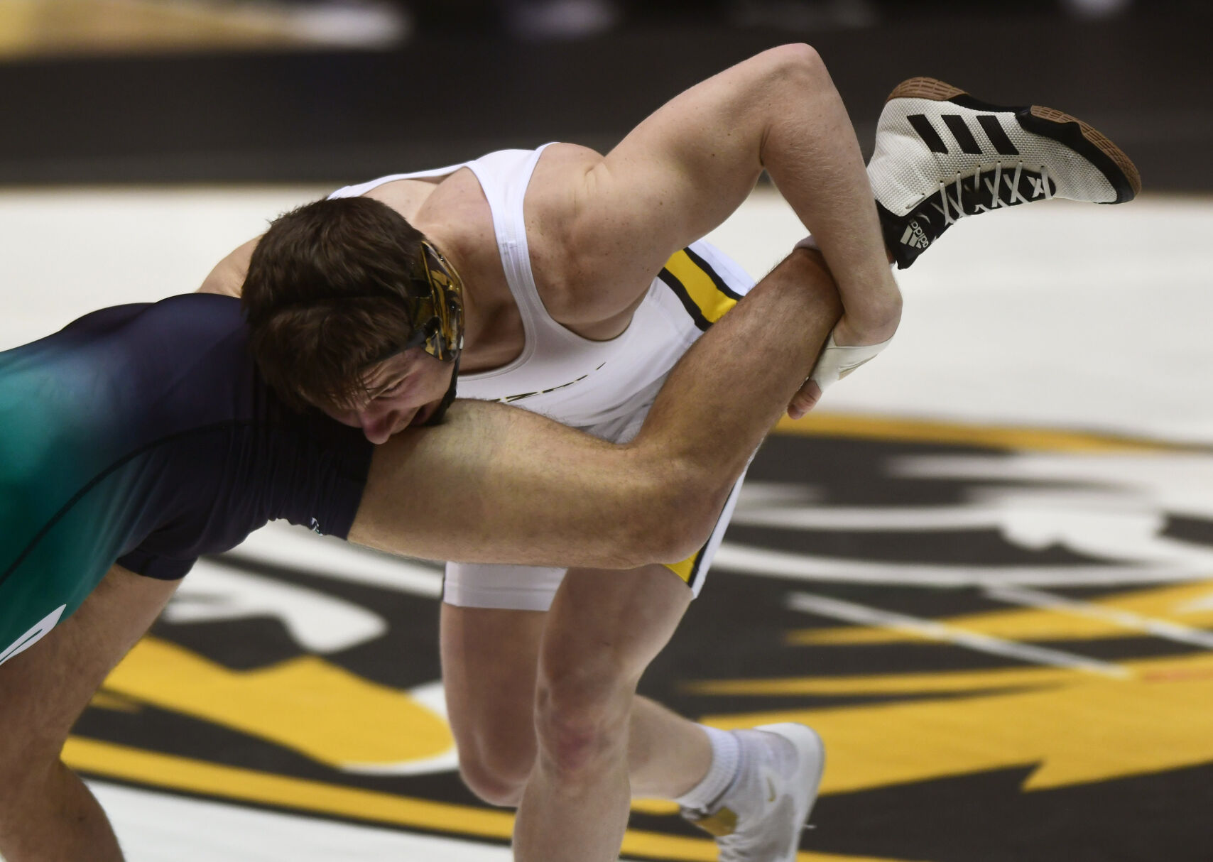 Peyton Mocco grabs the leg of his opponent